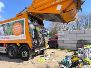 Im regulär vollbeladenen Müllfahrzeug findet man den Schwelbrand nicht ohne Weiteres. Foto: Feuerwehr Kleve