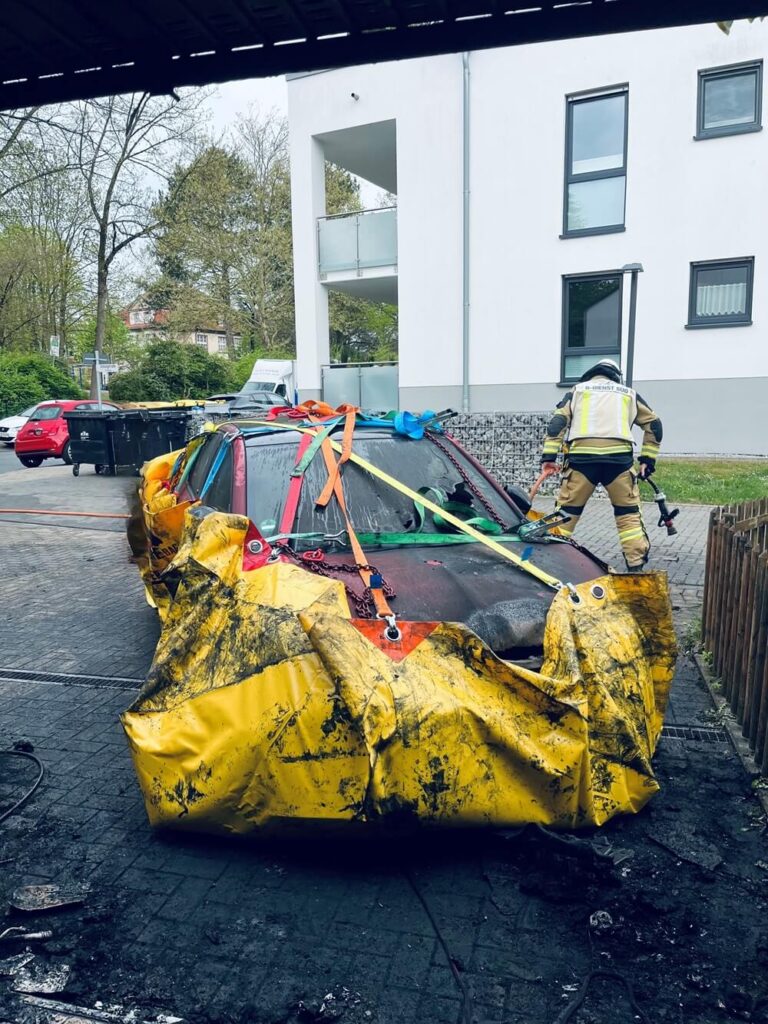 Das ausgebrannte Auto im Recover-E-Bag