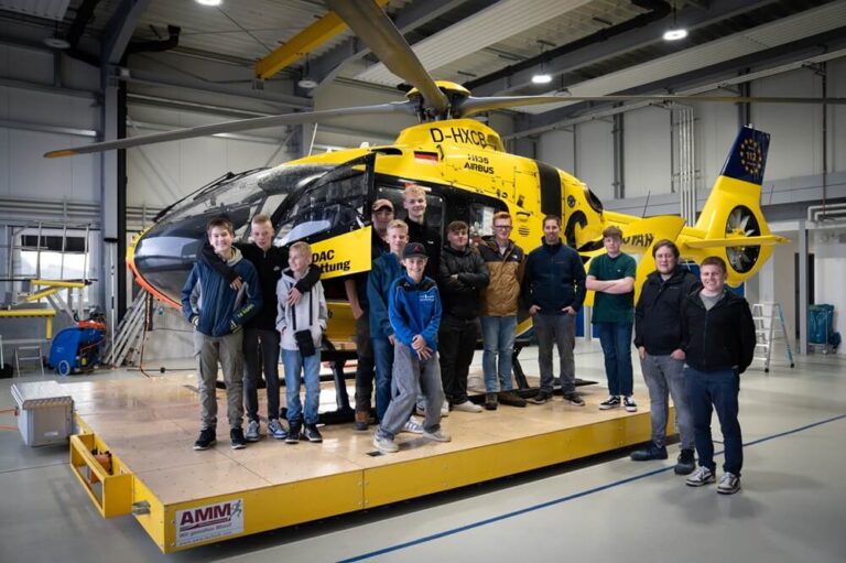 Bildunterschrift Motivierendes Teamerlebnis: Die Jugendlichen der Jugendfeuerwehr Halberbracht an einem besonders spannenden Übungsabend.