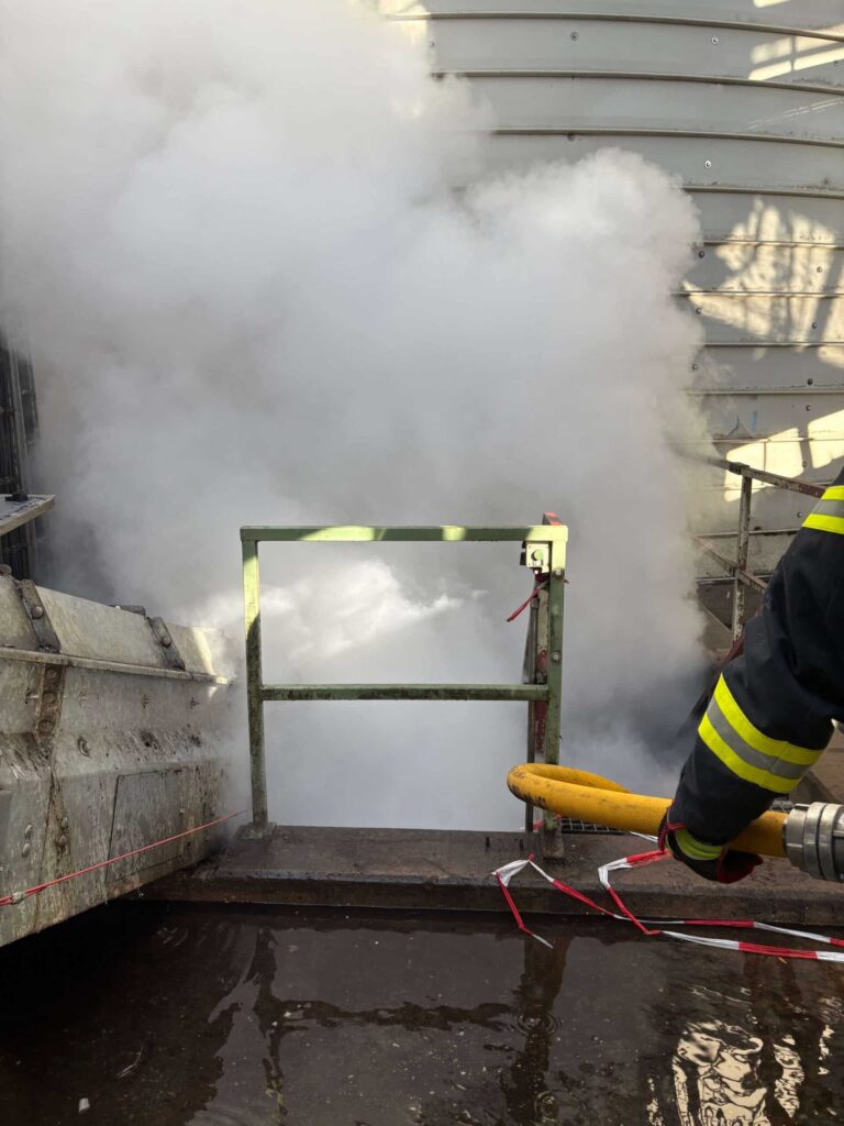 Wasserdampf dringt unter der Maschine hervor
