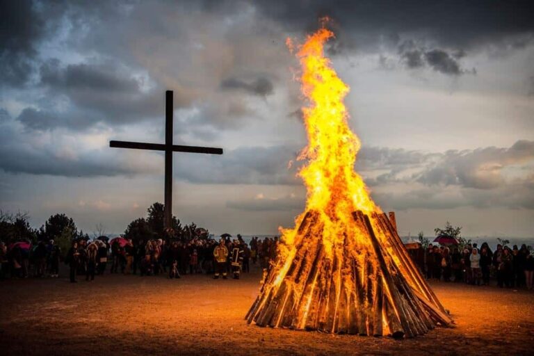 Großes Osterfeuer und Menschen drum herum