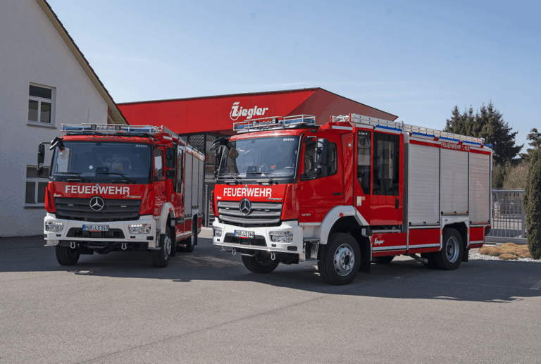 Die fertigen Autos für die Landesfeuerwehrschule stehen nebeneinander