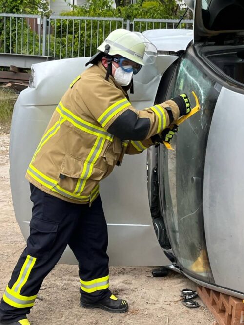 Auch mit Handwerkzeug wurde versucht, ins Wageninnere zu gelangen, um die verletzten Insassen zu befreien. Foto: FF Mechernich