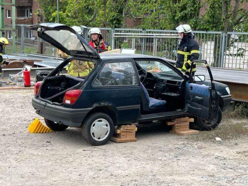 Die Fa. Autoverwertung Yassin hatte Fahrzeuge als Übungsgerät zur Verfügung gestellt. Foto: FF Mechernich
