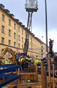 Drehleiter im Einsatz beim Arbeitsunfall