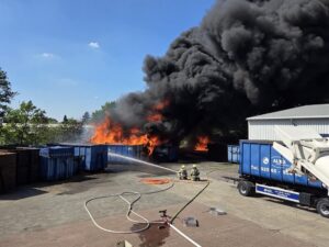 Riesige Rauchsäule des Containerbrands