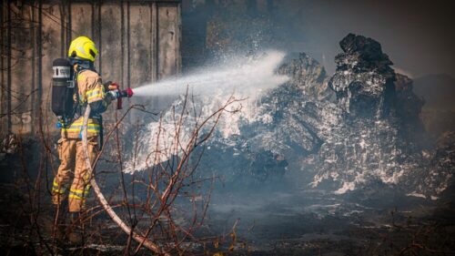 Das Brandgut wurde mit Löschschaum abgedeckt, um das erneute Entzünden von Glutnestern zu verhindern. Foto: Feuerwehr Gronau