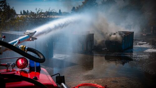 Die Bekämpfung des Containerbrands erfolgte von zwei Seiten. Foto: Feuerwehr Gronau