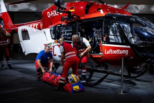 Crew eines Rettungshusbchrauber