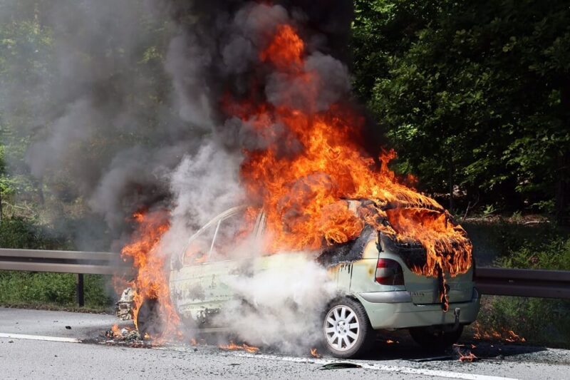 Fahrzeugbrand auf dem Standstreifen