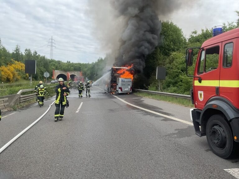Das Feuer, das aus dem Motorraum kam, griff schnell auf den gesamten Reisebus über. Foto: Feuerwehr Dortmund