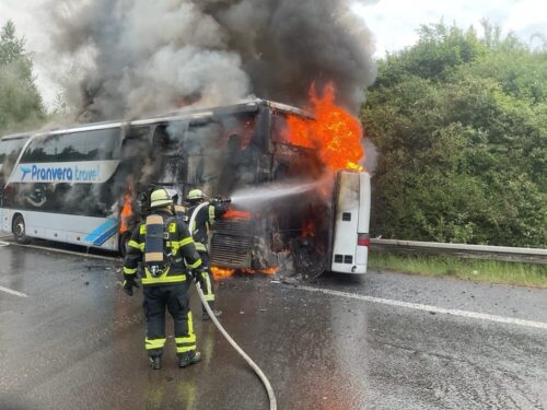 Einsatzkräfte der Dortmunder Feuerwehr brachten am 20. Mai den Brand eines Reisebusses auf der B 236 unter Kontrolle. Foto: Feuerwehr Dortmund