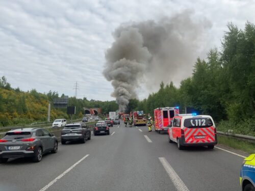 Weithin sichtbar: Die riesige Rauchsäule führte zu zahlreichen Alarmierungen. Foto: Feuerwehr Dortmund