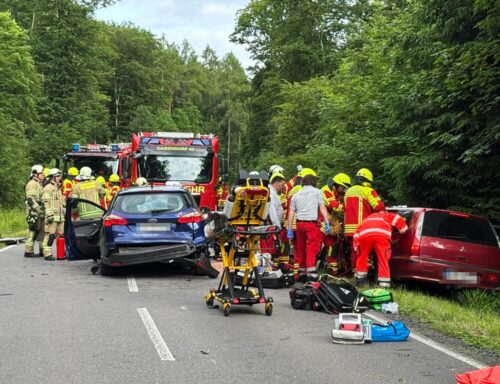 Feuerwehr und Rettungsdienst vor den verunfallten Fahrzeugen