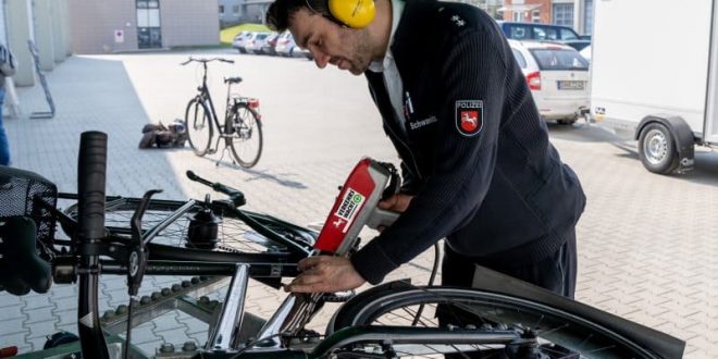 An Feuerwehrhäusern der Landkreise Lüneburg, Lüchow-Dannenberg und Uelzen (NI) codieren Polizeikräfte Fahrräder und E-Bikes.