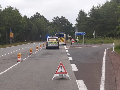 Polizeiabsperrung: In Niedersachsen kam es am 16. Juni 2025 zu einem Verkehrsunfall auf der Bundesstraße 1 im Bereich der Autobahnanschlussstelle Helmstedt Ost. (Foto: Feuerwehr Helmstedt)