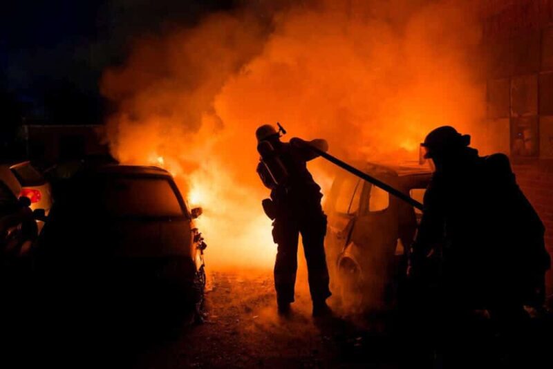 Mit großer Rauchentwicklung: Beim Eintreffen der Einsatzkräfte standen drei Pkw vor einer privaten Werkstatt bereits im Vollbrand. Foto: Feuerwehr Stadt Bleckede