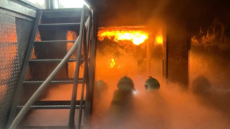 Übungsszenario Kellerbrand: Bevor gelöscht werden konnte, musste zuerst eine vermisste Person bei nahezu Nullsicht aufgespürt und gerettet werden. (Foto: Jörg Meyer)