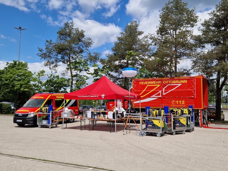 Mit zwei Einsatzfahrzeugen und jeder Menge hilfreicher Tipps war die Feuerwehr Ottobrunn auf dem 1. Bevölkerungsschutztag des LK München vertreten. Foto: Klaus Fischer