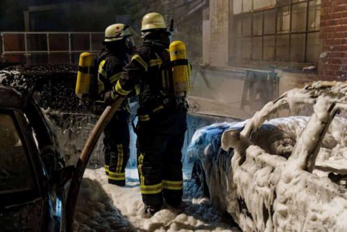 Einsatz von Löschschaum: Um auch alle Glutnester abzudecken und zu ersticken, setzen die Einsatzkräfte Schaum ein. Foto: Feuerwehr Stadt Bleckede 