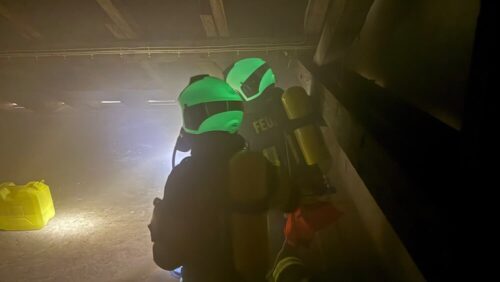 Station Suchtechniken: Das Auffinden vermisster Personen ist bei Wohnungsbränden vorrangig zur Brandbekämpfung. Manchmal müssen die Einsatzaufträge kombiniert werden. (Foto: Sönke Geiken)