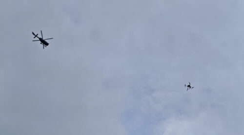 Personensuche: Eine Drohne der Feuerwehr Helmstedt und ein Polizeihubschrauber überfliegen das Gelände rund um die Unfallstelle. (Foto: Feuerwehr Helmstedt).