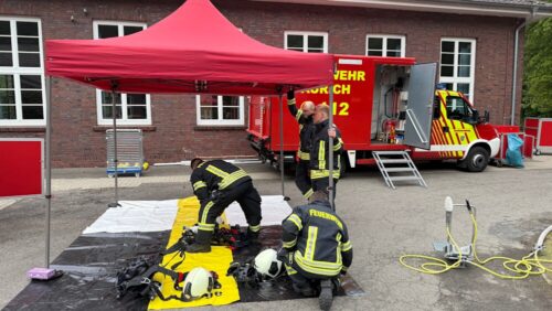 Station Einsatzstellenhygiene: Auch das Dekon-Szenario gehörte zu den wichtigen Aufgaben, die am 14. Juni 2025 in Aurich trainiert wurden. (Foto: Sönke Geiken)