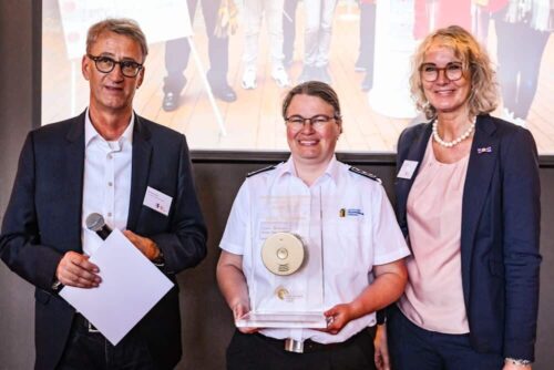 Ehrung mit dem Goldenen Rauchmelder: Silvia Oestreicher (M.) und Carsten-Michael Pix (der leider nicht anwesend sein konnte) vom DFV erhielten für ihre Verdienste um die Initiative einen Rauchmelder der besonderen Art. Links Andreas Friese, Stellv. Vorsitzender des Forums Brandrauchprävention e.V., und rechts Claudia Groetschel, Pressesprecherin des Forums. (Foto: Rauchmelder retten Leben)