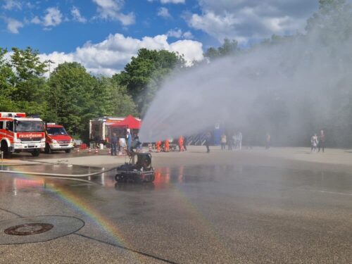 Jetzt wird’s nass: Die Feuerwehr Hohenbrunn zeigte, wie ferngesteuertes Löschen funktioniert – zur Freude der Besucher, vor allem der Kinder. Foto: Klaus Fischer