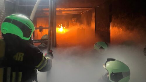 Gefährlich heiß: Im Brandübungscontainer können Gasflammen in unterschiedlicher Intensität und an verschiedenen Orten ausgelöst werden, zusätzlich gibt es eine Rauchentwicklung. (Foto: Jörg Meyer)