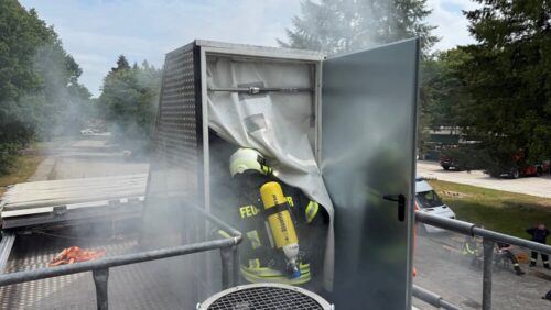 Gleich wird’s heftig: Der Rauchschutzvorhang ist gesetzt und der Trupp geht zur Brandbekämpfung nach unten in den "Keller" vor. (Foto: Sönke Geiken)
