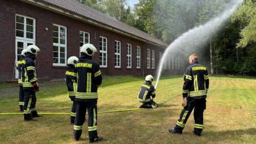 Der richtige Umgang mit Strahlrohren und ihre verschiedenen Einsatzmöglichkeiten gehörten ebenfalls zu den Übungsthemen. (Foto: Sönke Geiken)