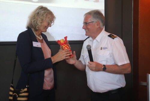 Flammender Berliner Bär: DFV-Präsident Karl-Heinz Banse ehrt Claudia Groetschel vom Forum Brandrauchprävention e.V. mit einem symbolträchtigen Maskottchen. (Foto: Stefan Wagner)