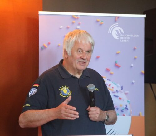 Festrede: Der damalige Landesbranddirektor der Berliner Feuerwehr und spätere Präsident des THW Albrecht Broemme ließ in einer unterhaltsamen Art die 25 Jahre der Initiative „Rauchmelder retten Leben“ Revue passieren. (Foto: Stefan Wagner)