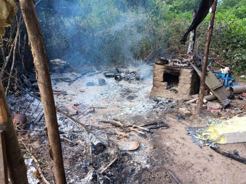 Brandstelle: Inmitten von Gestrüpp und dichten Büschen war an einer kleinen Lagerstätte ein gefährliches Feuer ausgebrochen. Die FW Düren brauchte mehrere Stunden, bis es vollständig gelöscht war. (Foto: Feuerwehr Düren)
