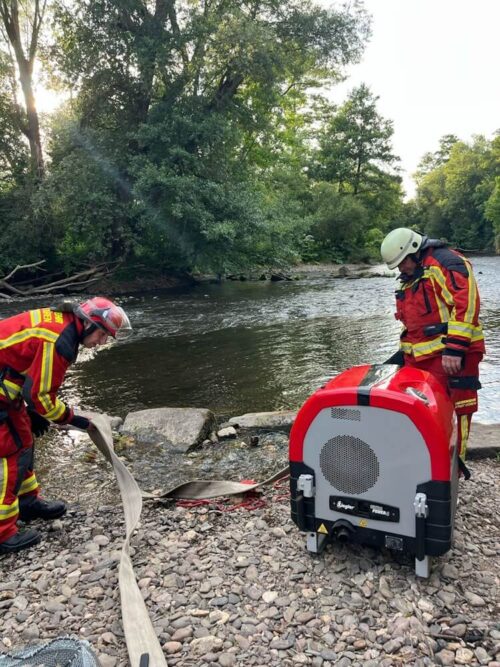 Wasserversorgung: Das Löschwasser wurde direkt aus der Ruhr entnommen. Rund 200 m Schlauch wurden durch dichte Vegetation bis zum Einsatzort verlegt. (Foto: Feuerwehr Düren)