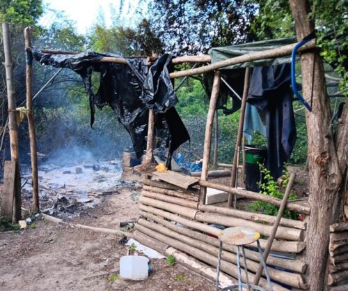 Warnung: Lager wie dieses, das augenscheinlich von obdachlosen Menschen in unwegsamem Terrain errichtet wurde, bergen eine hohe Brandgefahr und sind darüber hinaus im Einsatzfall nur schwer zu erreichen. (Foto: Feuerwehr Düren)
