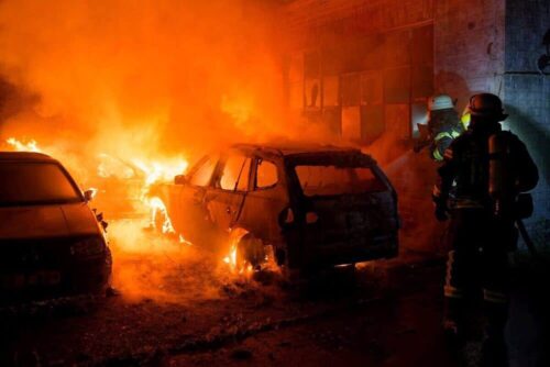 Schlimmeres verhindert: Es gelang den Feuerwehrkräften, den Pkw-Brand zügig unter Kontrolle zu bringen, sodass das Feuer nicht auf die benachbarte Halle übergriff. Foto: Feuerwehr Stadt Bleckede