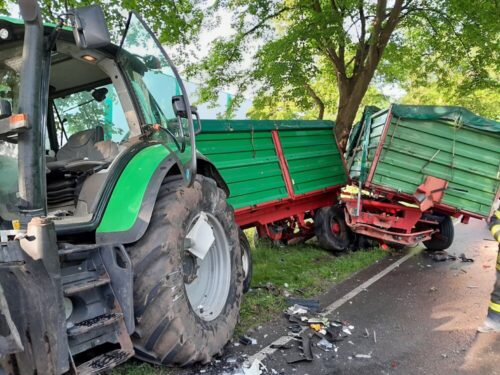 Auch das Traktorgespann wurde schwer beschädigt, der Fahrer war jedoch nicht eingeklemmt und konnte unverzüglich dem Rettungsdienst übergeben werden. (Foto: Kreisfeuerwehr Rotenburg (Wümme).