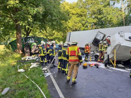 Bei der Bergung des eingeklemmten Lkw-Fahrers hatte Patientenschonung die oberste Priorität. (Foto: Kreisfeuerwehr Rotenburg (Wümme)