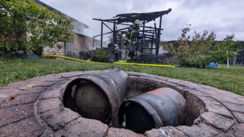 Abgekühlt: Zwei bereits abgeblasene Gasflaschen, die sich im Gartenhaus befanden, wurden durch die FF Werne vollständig gesichert. Foto: Freiwillige Feuerwehr Werne