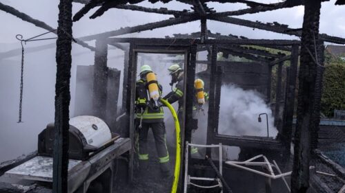 Unter Atemschutz löschten die Einsatzkräfte der FF Werne auch die letzten Glutnester im verrauchten Gartenhaus. Foto: Freiwillige Feuerwehr Werne