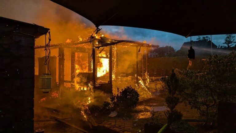 Gartenhaus im Vollbrand: Die FF Werne (NRW) wurde in der Nacht des 8. Juni 2025 in die Brevingstraße alarmiert. Foto: Freiwillige Feuerwehr Werne