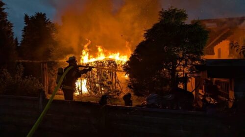 Die Einsatzkräfte mussten verhindern, dass die Flammen vom Gartenhaus auf das benachbarte Wohngebäude übergriffen. Foto: Freiwillige Feuerwehr Werne