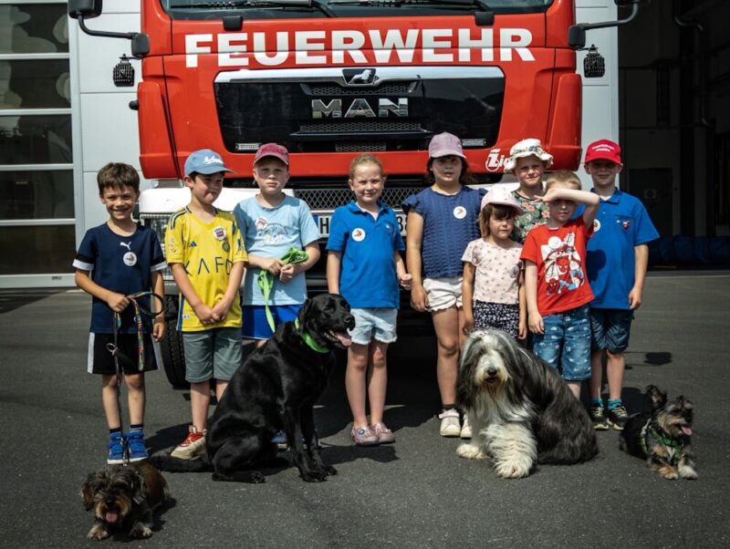 Lernen mit Spaß: Einen besonderen Tag erlebten die Kinder der Kinderfeuerwehr Bruchhausen-Niedereimer mit ihren vierbeinigen Gästen. (Foto: Feuerwehr der Stadt Arnsberg)