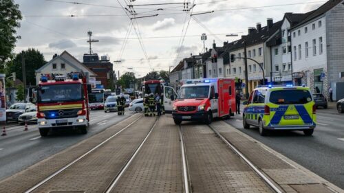 Feuerwehr, Rettungsdienst und Polizei an der Unfallstelle: Auf dem vielbefahrenen Wambeler Hellweg kam es am Morgen des 8. Juli 2025 zu einem Unfall zwischen einer Straßenbahn und einem Pkw. (Foto: Feuerwehr Dortmund)