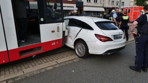 Auf dem Wambeler Hellweg kam es während des Einsatzes zu starken Verkehrsbeeinträchtigungen. Beide Fahrbahnen der Stadtbahn waren betroffen. (Foto: Feuerwehr Dortmund)