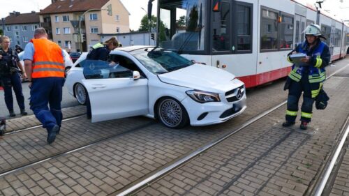 Die Straßenbahn traf das Fahrzeug an der linken Seite. Der Fahrer konnte sich mit Hilfe von Notärzten noch vor dem Eintreffen der Rettungskräfte befreien. Die Ärzte waren zufällig privat vor Ort. (Foto: Feuerwehr Dortmund)