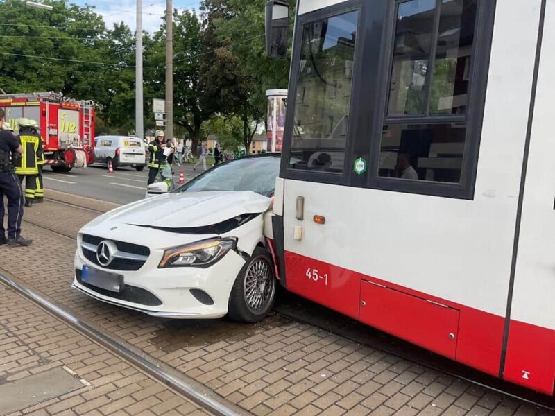 Fahrer schwer verletzt: Der Pkw war von der Straßenbahn mitgeschleift worden. (Foto: Feuerwehr Dortmund)