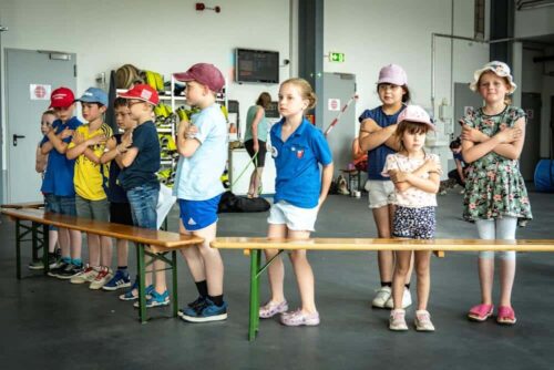 Ungewohnte Begegnung: Auch der Umgang mit fremden Hunden und der Selbstschutz wurden gezeigt und geübt. (Foto: Feuerwehr der Stadt Arnsberg)